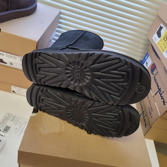 🎁UGG Ladies’ Classic Short II Boot - Picture 9 of 16